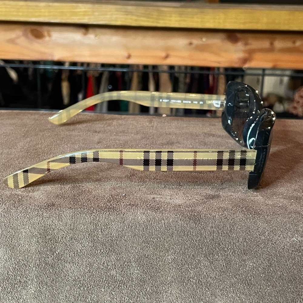 Authenticated Burberry Sunglasses - image 4